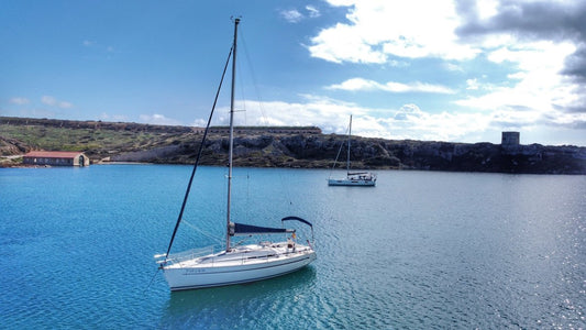 Descubre Menorca a Vela: Las Mejores Experiencias en Barco en 2025